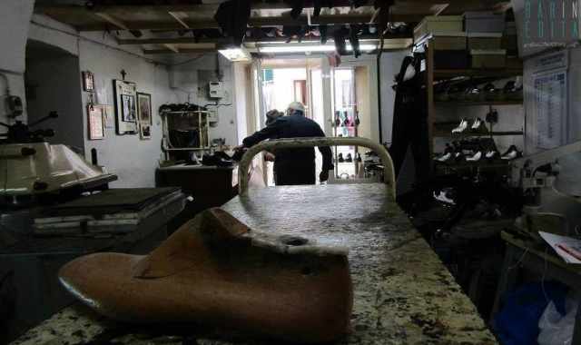 Noci, il laboratorio di Rocco: l'ultimo del barese in cui le scarpe si fanno ancora a mano